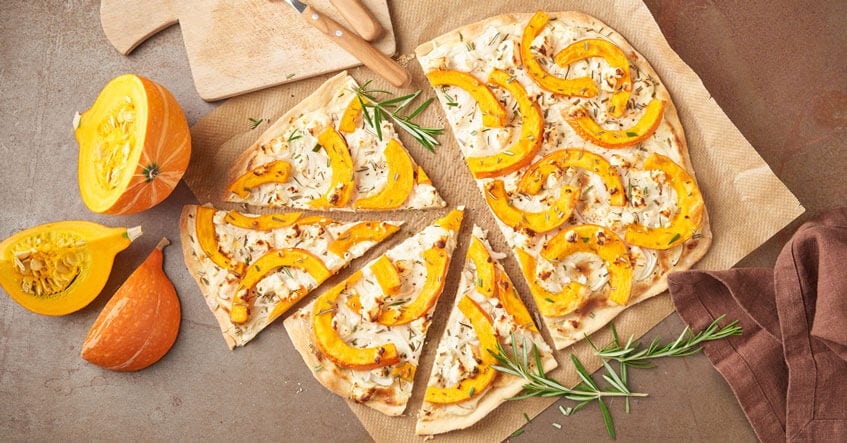 Kürbis-Flammkuchen mit Feta und Rosmarin – herbstlicher Genuss aus dem Ofen
