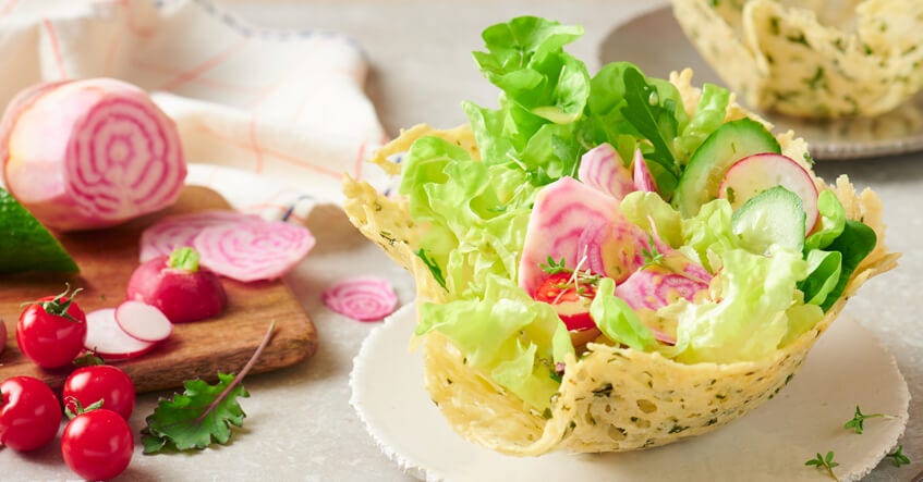 Knusprige Parmesankörbchen mit frischem Frühlingssalat – essbare Schalen für den besonderen Genuss
