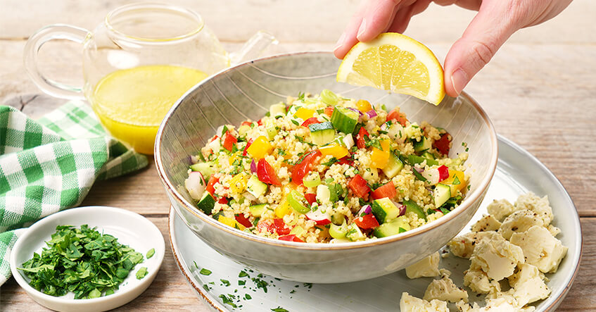 Leichter Couscous-Salat mit Gemüsevielfalt und erfrischendem Dressing