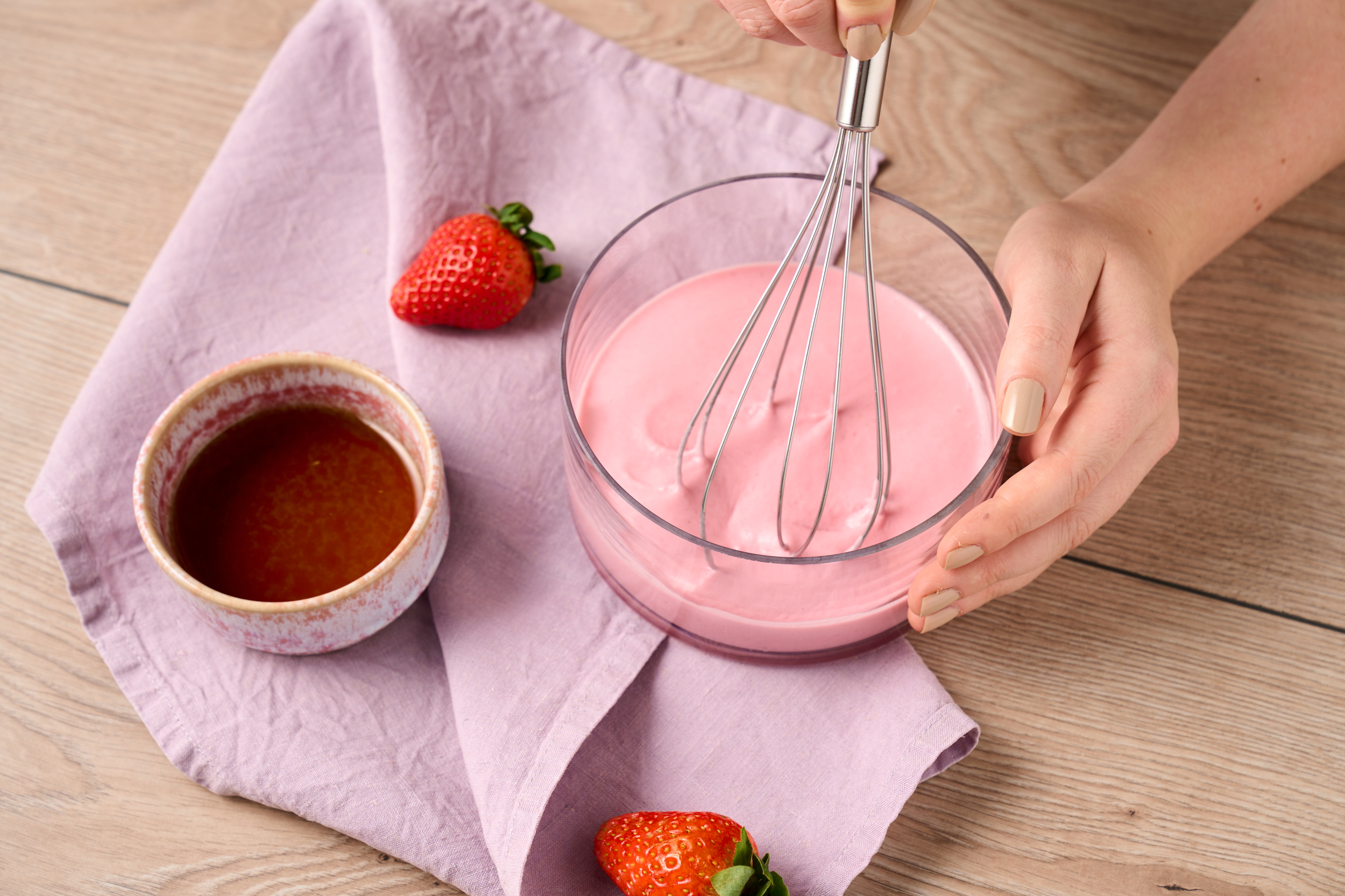 Fruchtiges Dessert im Glas mit Erdbeeren und Kokosmilch