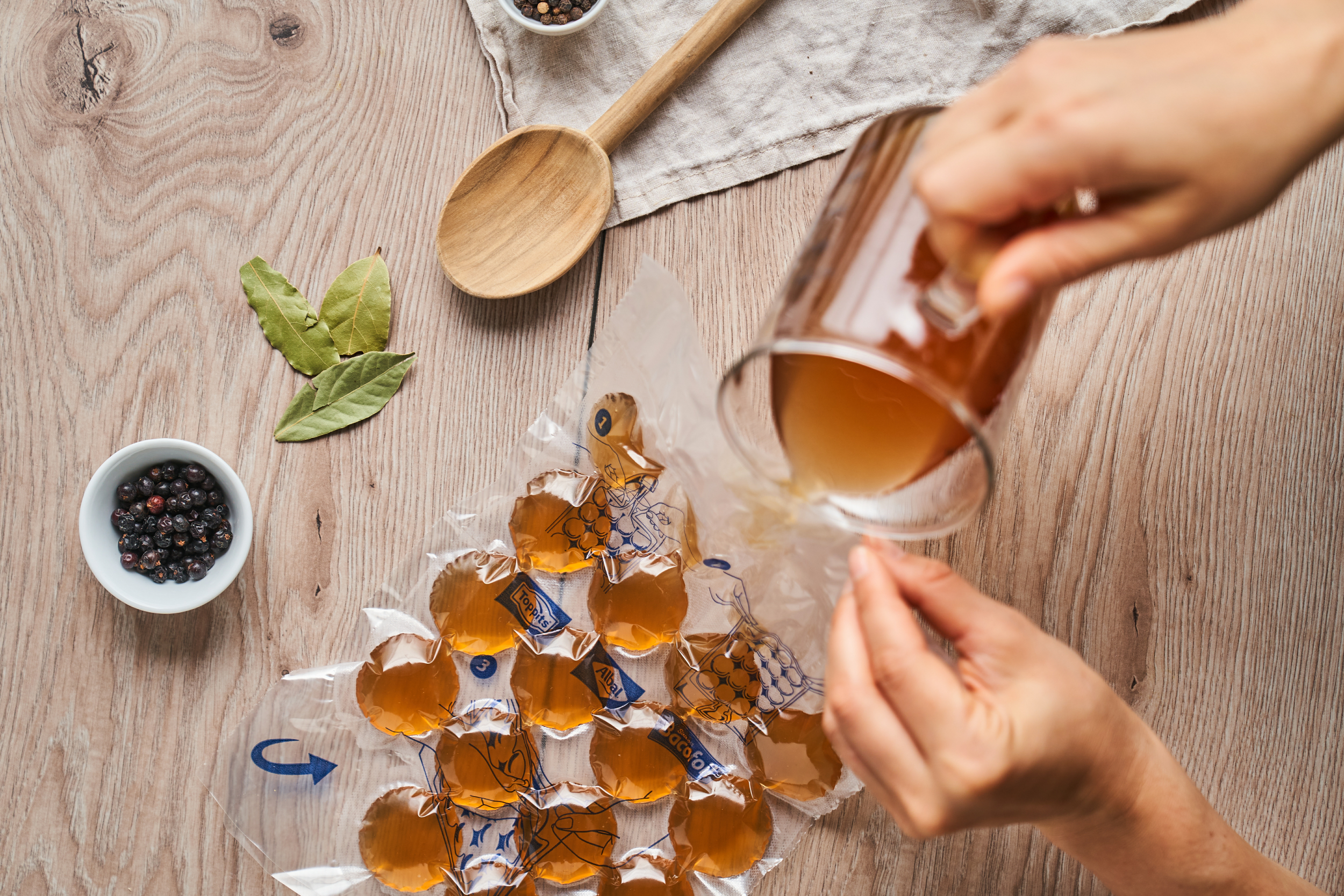 Gemüsebrühe aus Resten selber kochen – so geht's!