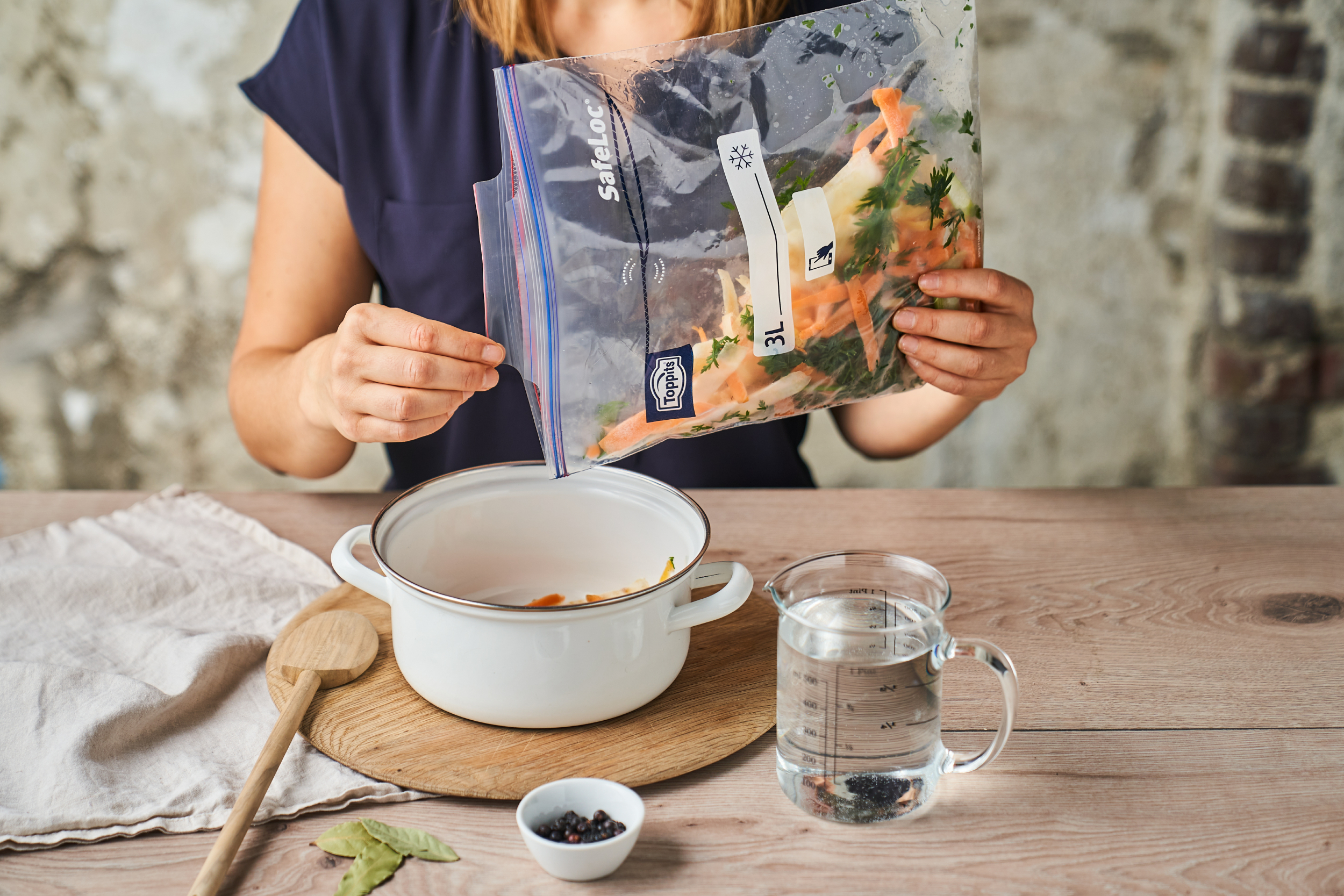 Gemüsebrühe aus Resten selber kochen – so geht's!