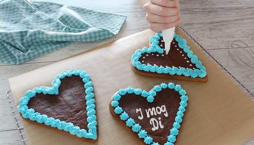 Lebkuchenherz verzieren mit Spritzbeutel aus Backpapier