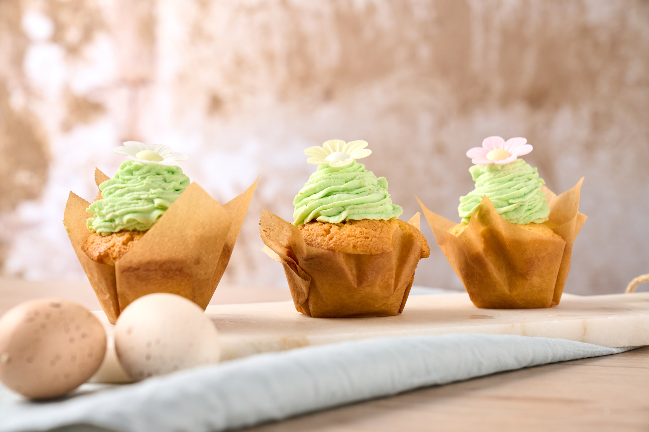 Zitronige Oster-Cupcakes mit cremigem Topping – perfekt für den Osterbrunch