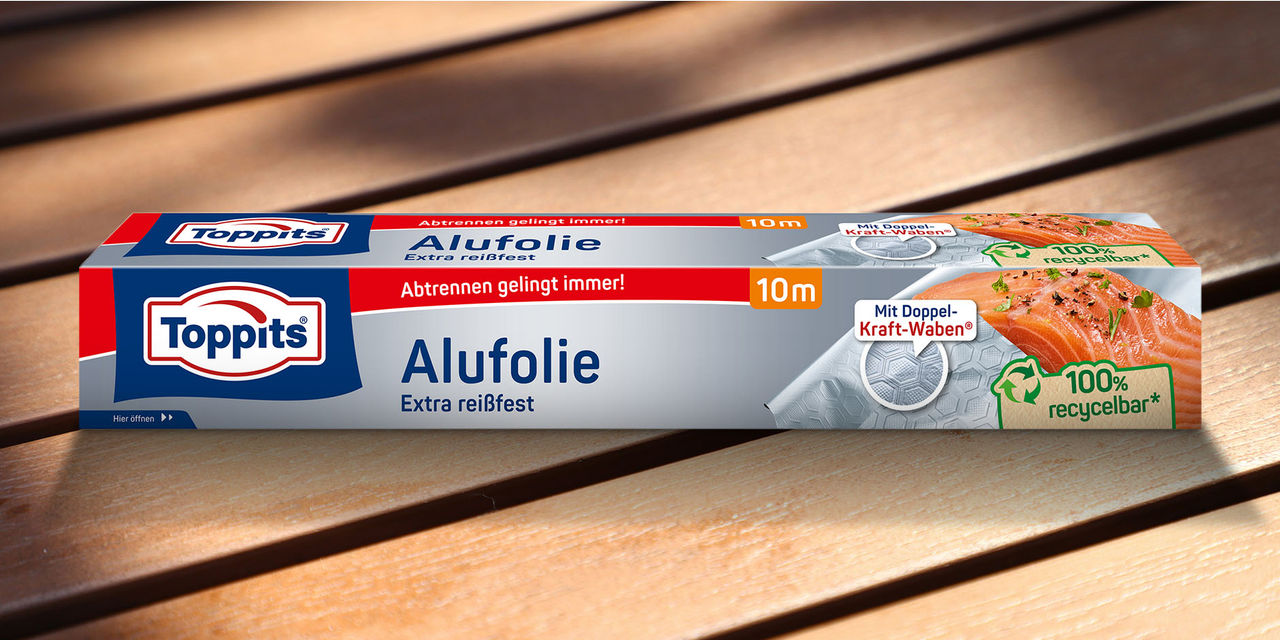 Toppits Alufolie auf einem braunen Tisch