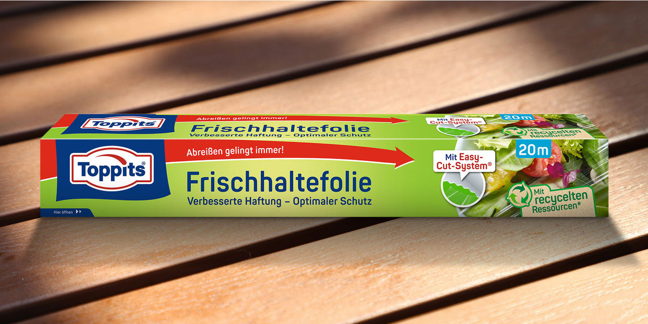 Frischhaltefolie Packshot auf Holzhintergrund