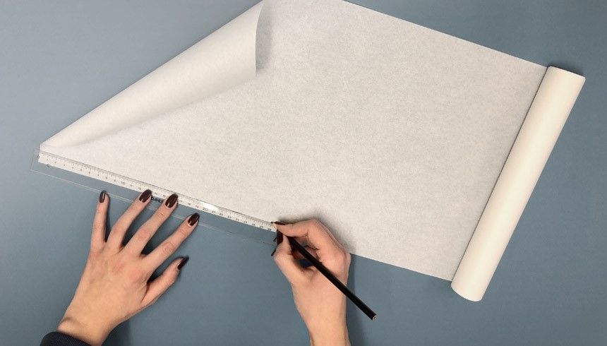 Das Toppits® Butterbrotpapier wird mit dem Lineal abgemessen