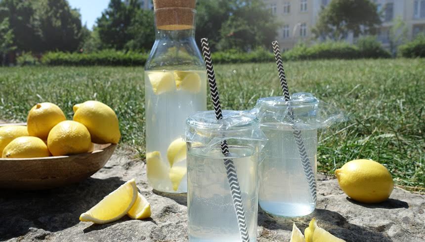 Entspanntes Picknick mit deinem geschützten Lieblingsgetränk.