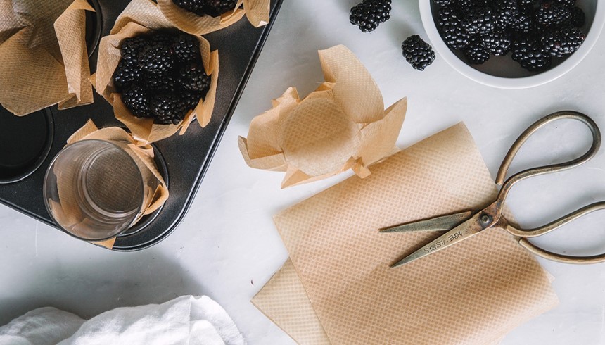 So werden aus Toppits® Backpapier tolle Muffin-Förmchen.