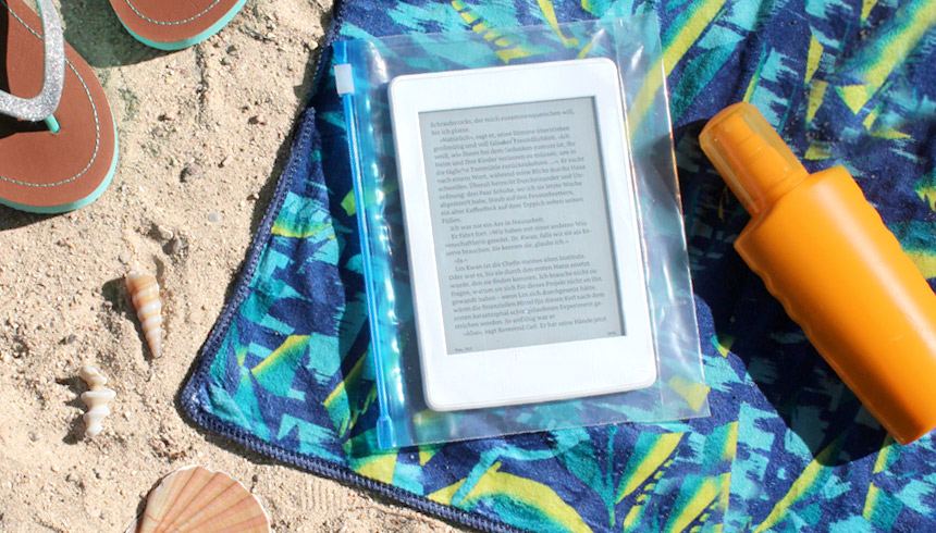 Gut geschützt im Toppits® Zipper® hat dein e-Reader am Strand nichts zu befürchten