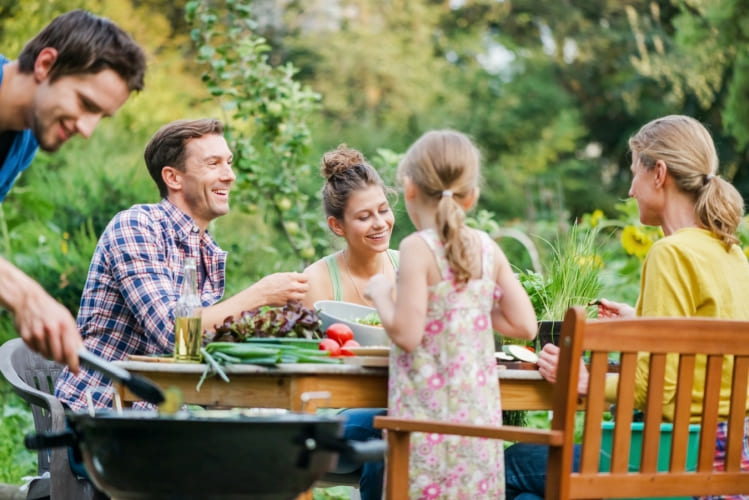 Familie grillt im Garten