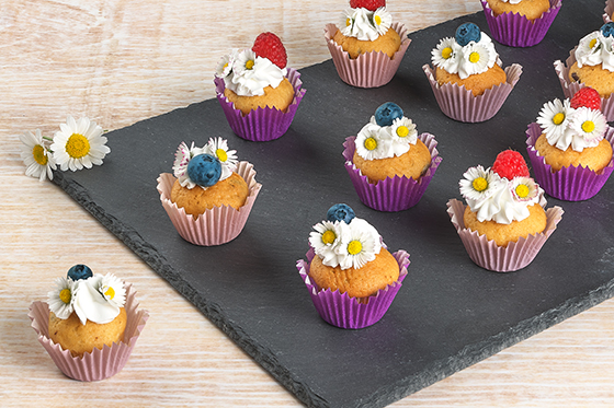 Teig für die Flower Muffinformen von Toppits® vorbereiten.