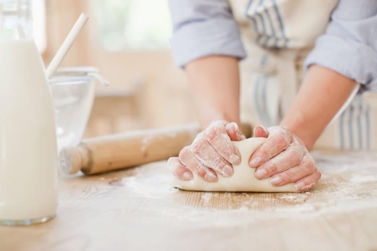 Frischer Teig wird geknetet