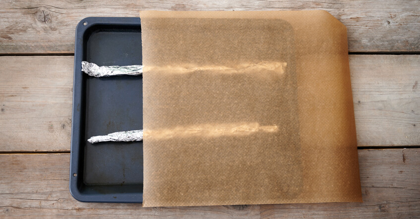 Aus Toppits Alufolie und Backpapier entsteht ein Baguetteblech