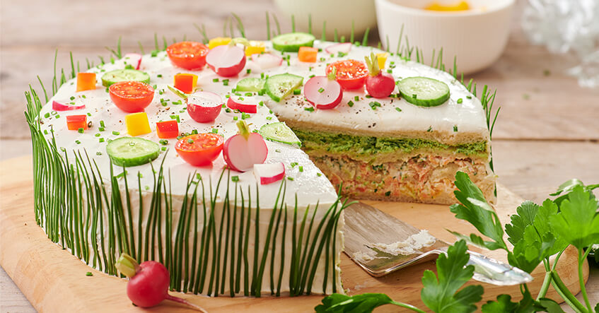 Herzhafte Sandwichtorte oder Brottorte mit Schnittlauch als grasähnlicher Deko