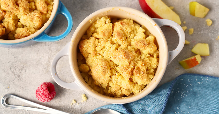 Crumble mit dicken Streuseln in kleinen Förmchen