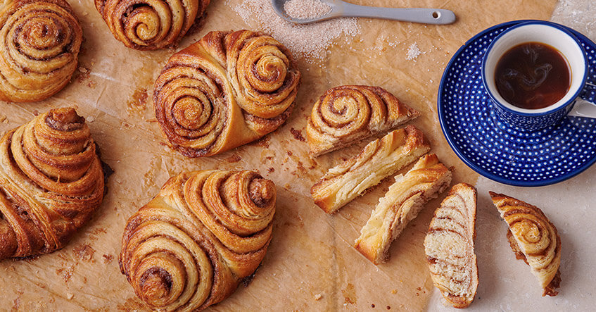 Gebackene Franzbrötchen auf Backpapier