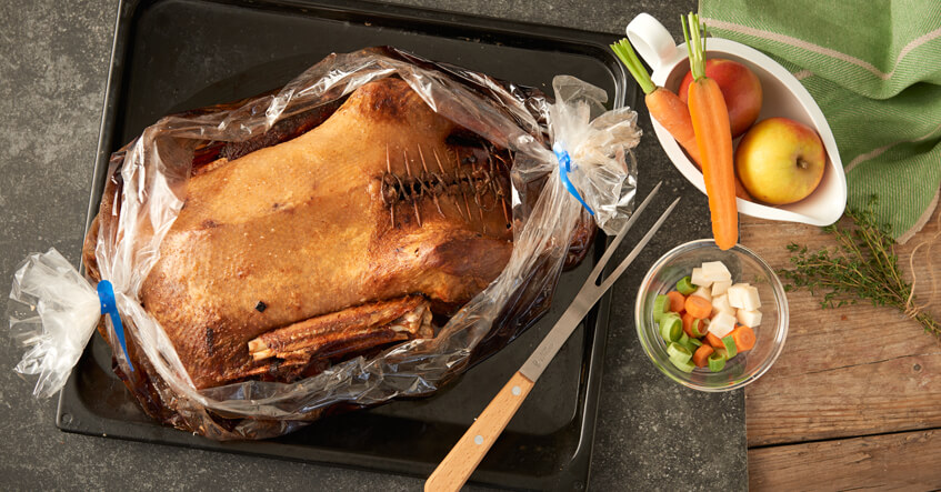 Gans im Bratschlauch auf dem Backblech