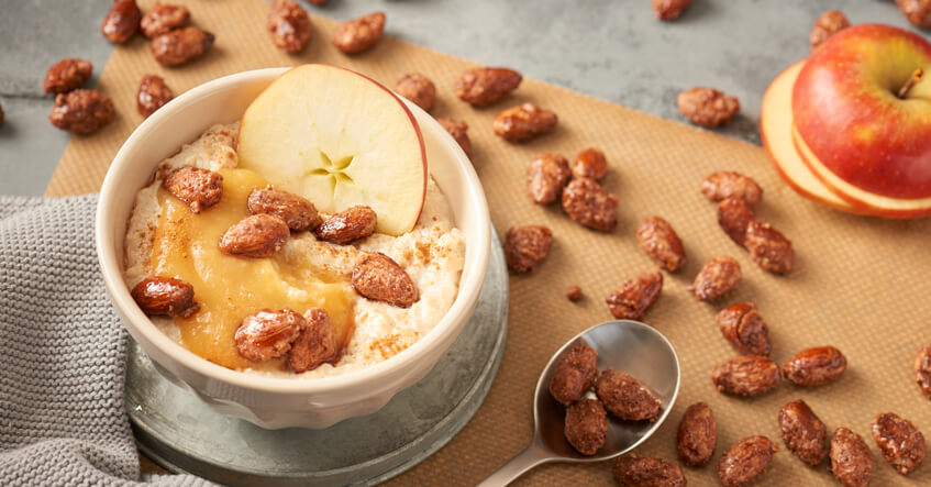 Winterliches Porridge mit gebrannten Mandeln und Apfel in der Bowl