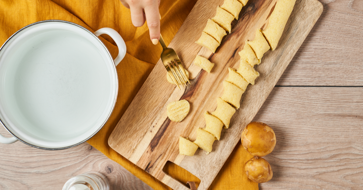 Gnocchi-mit-Hilfe-einer-Gabel-formen