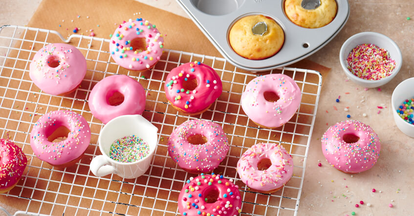 Bunt glasierte Mini Donuts aus der Muffinform