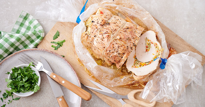 Fertig gegarter Putenrollbraten im Toppits Bratschlauch mit Petersilie im Schälchen