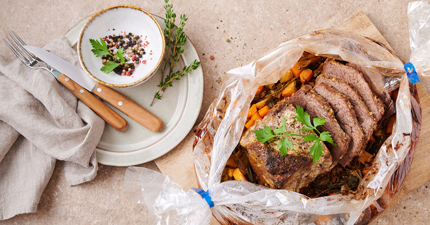 Rinderbraten gegart und in Scheiben geschnitten im Toppits Bratschlauch