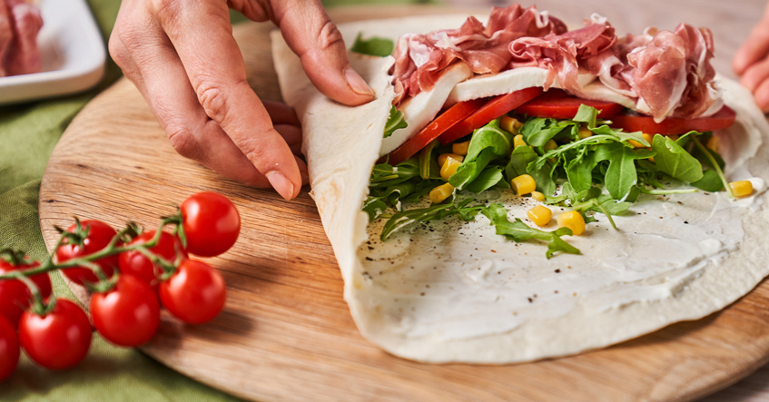 Sommer-Rezept: Wrap nach italienischer Art mit Mozzarella, Rucola und Prosciutto.